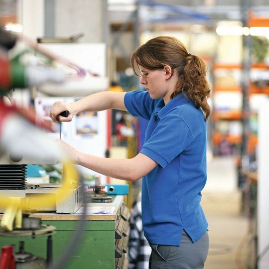 Nach der Zustimmung der Organe der Arbeitnehmerverbände und von Swissmem (ASM Arbeitgeberverbandes der Schweizer Maschinenindustrie) tritt der neue GAV in Kraft. Nach der Zustimmung der Organe der Arbeitnehmerverbände und von Swissmem (ASM Arbeitgeberverbandes der Schweizer Maschinenindustrie) tritt der neue GAV in Kraft.