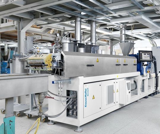 Der Zweischneckenextruder des Typs ZE Basic von Krauss-Maffei Berstorff verarbeitet sowohl auf Lignin basierende Materialien als auch Compounds aus anderen natürlichen Rohstoffen, heißt es. Bei Tecnaro verdoppele das System nun die Produktionskapazität. Der Zweischneckenextruder des Typs ZE Basic von Krauss-Maffei Berstorff verarbeitet sowohl auf Lignin basierende Materialien als auch Compounds aus anderen natürlichen Rohstoffen, heißt es. Bei Tecnaro verdoppele das System nun die Produktionskapazität.