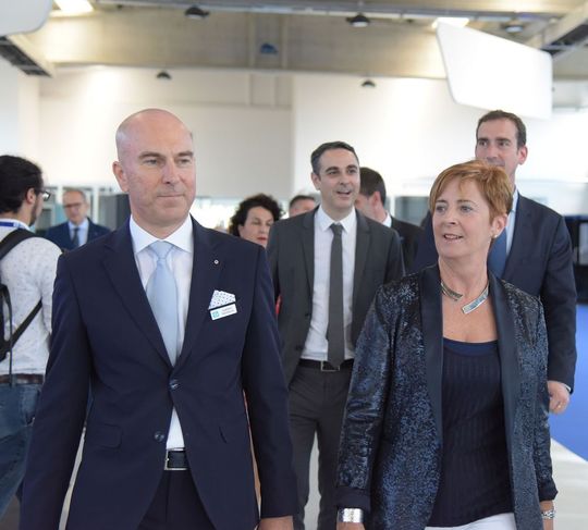 Impressionen von der Eröffnung des Danobat-WErks im norditalienischen Bistagno am 11. Juni 2018. Die Danobat Group will damit die Beziehungen zu den italienischen Kunden stärken und generell die internationale Marktdurchdringung voran treiben, wie es heißt. Links Alberto Tacchella, ein zukünftiger Partner für Danobat. Daneben Arantxa Tapia, Ministerin für wirtschaftliche Entwicklung und Infrastruktur der baskischen Regierung. In der Mitte dahinter Xabier Alzaga, Generaldirektor von Danobat und rechts daneben Pello Rodriguez, Geschäftsführer der Danobat Group. Impressionen von der Eröffnung des Danobat-WErks im norditalienischen Bistagno am 11. Juni 2018. Die Danobat Group will damit die Beziehungen zu den italienischen Kunden stärken und generell die internationale Marktdurchdringung voran treiben, wie es heißt. Links Alberto Tacchella, ein zukünftiger Partner für Danobat. Daneben Arantxa Tapia, Ministerin für wirtschaftliche Entwicklung und Infrastruktur der baskischen Regierung. In der Mitte dahinter Xabier Alzaga, Generaldirektor von Danobat und rechts daneben Pello Rodriguez, Geschäftsführer der Danobat Group.