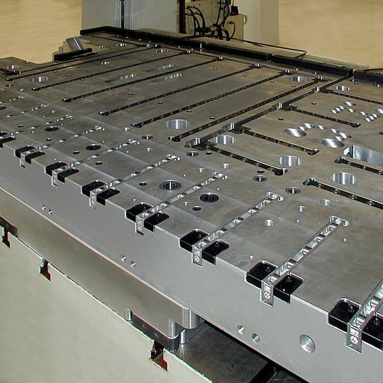 In der Werkzeug-Wechseltechnik geht Roemheld mit einem modular aufgebauten Variantensystem für Rollen- und Kugelleisten in die Offensive. In der Werkzeug-Wechseltechnik geht Roemheld mit einem modular aufgebauten Variantensystem für Rollen- und Kugelleisten in die Offensive.