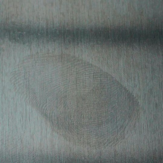 Fingerabdrücke auf Edelstahl- und Metalloberflächen sollen sich mit dem neuen Sol/Gel-Nanolack vermeiden lassen. Fingerabdrücke auf Edelstahl- und Metalloberflächen sollen sich mit dem neuen Sol/Gel-Nanolack vermeiden lassen.