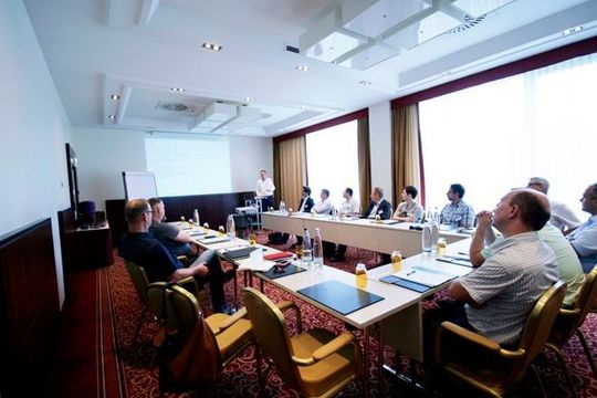 Teilnehmer auf dem Seminar zum Thema Blech-Entgratung. Teilnehmer auf dem Seminar zum Thema Blech-Entgratung.