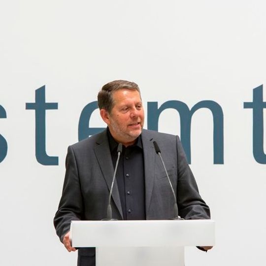 Harald Steiner begrüßt die rund 120 Gäste am neuen Standort der BVS Systemtechnik in Schwerin. Harald Steiner begrüßt die rund 120 Gäste am neuen Standort der BVS Systemtechnik in Schwerin.