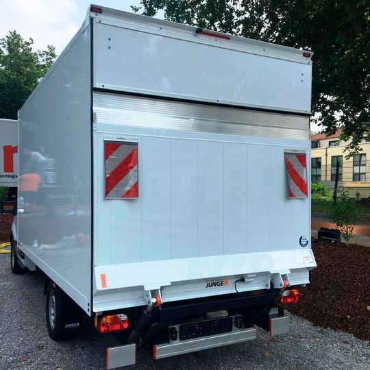 Die neue Hubladebühne von Dhollandia wurde speziell für leichte Nutzfahrzeuge im innerstädtischen Verteilerverkehr entwickelt. Die neue Hubladebühne von Dhollandia wurde speziell für leichte Nutzfahrzeuge im innerstädtischen Verteilerverkehr entwickelt.