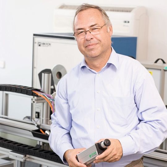 Geschäftsführer Prof. Dr. Günter Hofmann von DIAS Infrared gibt einen Einblick über die berührungslose Infrarot-Temperaturmesstechnik. Geschäftsführer Prof. Dr. Günter Hofmann von DIAS Infrared gibt einen Einblick über die berührungslose Infrarot-Temperaturmesstechnik.