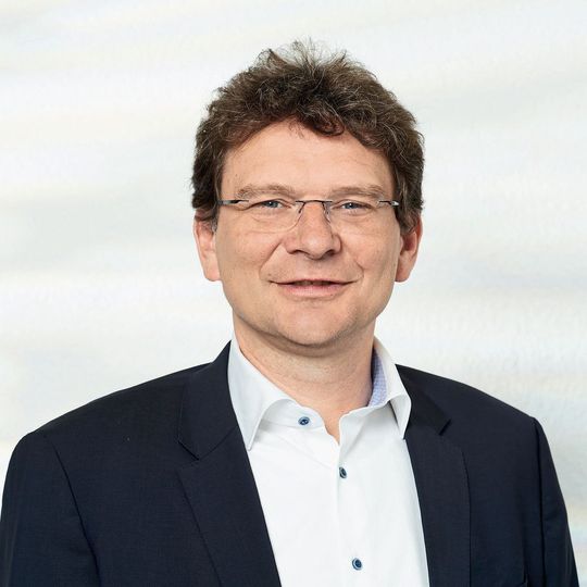 Thomas Röttinger, CEO Pewatron: „Wir bieten unseren Kunden verschiedene Sensorlösungen basierend auf einer Design-In fokussierten Beratung an.“ Thomas Röttinger, CEO Pewatron: „Wir bieten unseren Kunden verschiedene Sensorlösungen basierend auf einer Design-In fokussierten Beratung an.“
