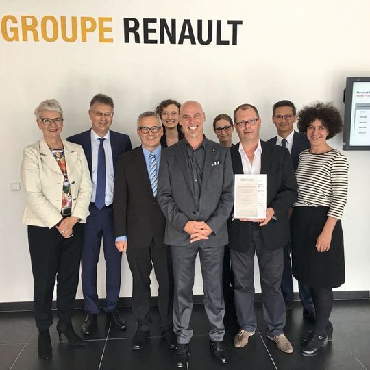 Geschafft: Für das völlig überarbeitete Qualifizierungsprogramm zum Geprüften Automobil-Serviceberater hat Renault die Zertifizierung erhalten. Geschafft: Für das völlig überarbeitete Qualifizierungsprogramm zum Geprüften Automobil-Serviceberater hat Renault die Zertifizierung erhalten.