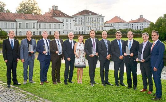 TDK-Awardverleihung (v.l.): Peter Miller (TDK), Hermann Reiter (Digi-Key), Rudy van Parijs (Avnet Abacus), Matthias Hutter (Arrow), Dietmar Jäger (TDK), Marie-Pierre Ducharme (Mouser), Jörg Frodl (TTI), Ludger Trockel, Josef Vissing (beide TDK), Michael Beckmann (Beckmann), Marc Schacherer (Farnell) und Peter Arch (TDK). Im Hintergrund Schloss Nymphenburg in München. TDK-Awardverleihung (v.l.): Peter Miller (TDK), Hermann Reiter (Digi-Key), Rudy van Parijs (Avnet Abacus), Matthias Hutter (Arrow), Dietmar Jäger (TDK), Marie-Pierre Ducharme (Mouser), Jörg Frodl (TTI), Ludger Trockel, Josef Vissing (beide TDK), Michael Beckmann (Beckmann), Marc Schacherer (Farnell) und Peter Arch (TDK). Im Hintergrund Schloss Nymphenburg in München.