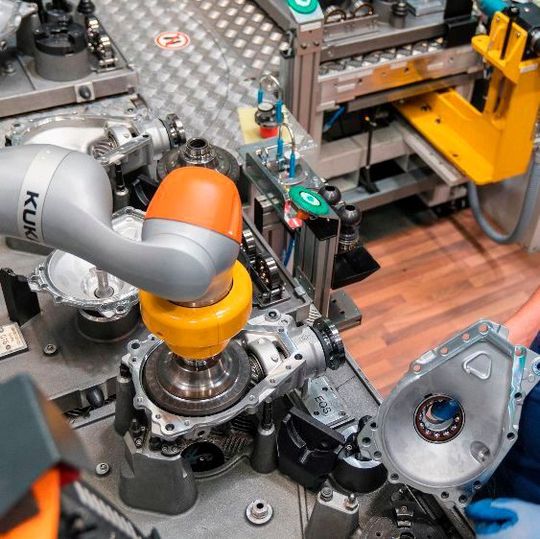 Mensch-Roboter-Kollaboration in der Achsgetriebemontage, BMW Group Werk Dingolfing: Für die Sicherheit arbeitet die BMW Group mit Pilz zusammen. Mensch-Roboter-Kollaboration in der Achsgetriebemontage, BMW Group Werk Dingolfing: Für die Sicherheit arbeitet die BMW Group mit Pilz zusammen.