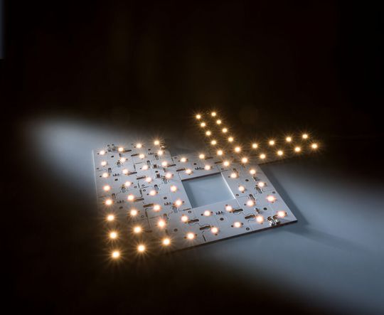 Dank eines patentierten Steckverbinder-Systems lassens ich die LED-Module des Conext-Systems ohne Stecker und Werkzeuge verbinden. Dank eines patentierten Steckverbinder-Systems lassens ich die LED-Module des Conext-Systems ohne Stecker und Werkzeuge verbinden.