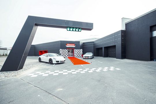 Die Carrera-World ist in einem ehemaligen BMW-Autohaus in Oberasbach untergebracht. Die Carrera-World ist in einem ehemaligen BMW-Autohaus in Oberasbach untergebracht.