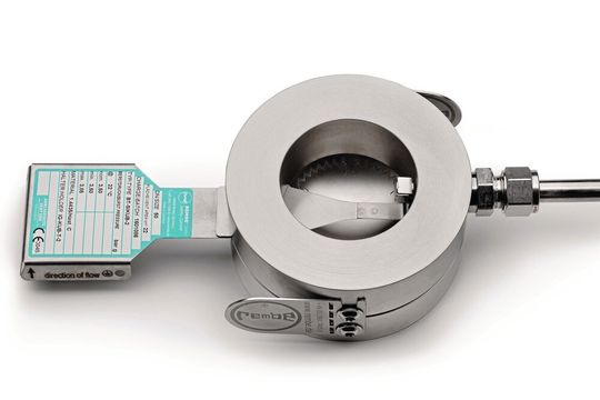 Öffnet die KUB-Berstscheibe, gibt der Nimu-Sensor eine Information an das Prozessleitsystem der Anlage. Öffnet die KUB-Berstscheibe, gibt der Nimu-Sensor eine Information an das Prozessleitsystem der Anlage.