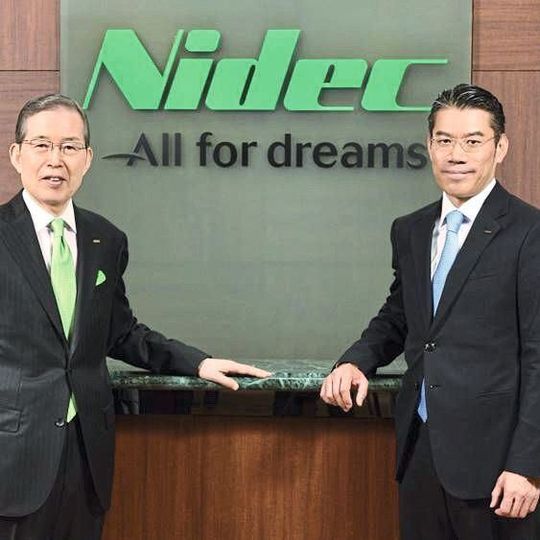 Hiroyuki Yoshimoto (rechts) ist der erste, der nach dem Firmengründer Shigenobu Nagamori, das Amt des Nidec-Präsidenten übernimmt. Hiroyuki Yoshimoto (rechts) ist der erste, der nach dem Firmengründer Shigenobu Nagamori, das Amt des Nidec-Präsidenten übernimmt.