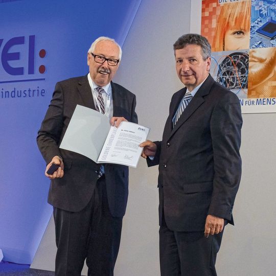 Michael Ziesemer, Präsident des ZVEI (li.), überreicht Weidmüller-Aufsichtsratsmitglied Dr. Peter Köhler die Auszeichnung. Michael Ziesemer, Präsident des ZVEI (li.), überreicht Weidmüller-Aufsichtsratsmitglied Dr. Peter Köhler die Auszeichnung.