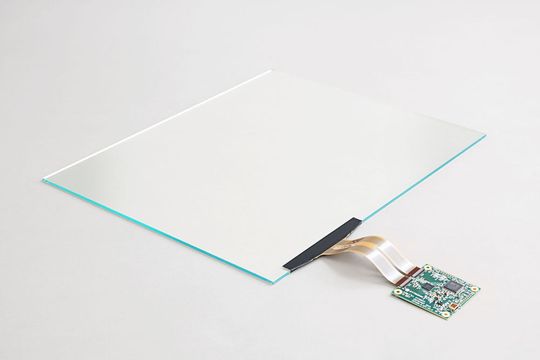 Der Controller ZXY500 von Zytronic steuert in diesem Beispiel ein 19''-Display. Implementierte Algorithmen ermöglichen es, elektromagnetische Interferenzen abzuwenden. Der Controller ZXY500 von Zytronic steuert in diesem Beispiel ein 19''-Display. Implementierte Algorithmen ermöglichen es, elektromagnetische Interferenzen abzuwenden.