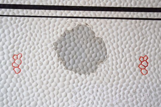 Mit einem auf der Außenhaut des Wohnmobils angefertigten Stempel wird die Struktur auf der reparierten Fläche dupliziert. Mit einem auf der Außenhaut des Wohnmobils angefertigten Stempel wird die Struktur auf der reparierten Fläche dupliziert.