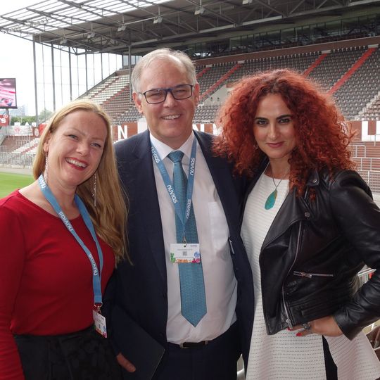 (v. l.) Hannah Lamotte (IT-BUSINESS), Paul Eccleston (Nuvias) und Besa Agaj (IT-BUSINESS) (v. l.) Hannah Lamotte (IT-BUSINESS), Paul Eccleston (Nuvias) und Besa Agaj (IT-BUSINESS)