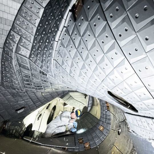 Blick in das Plasmagefäß der Fusionsanlage Wendelstein 7-X Blick in das Plasmagefäß der Fusionsanlage Wendelstein 7-X