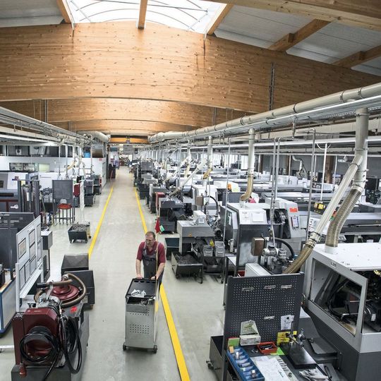 Beeindruckender Blick in die Produktionshalle der Loga Präzisionsteile GmbH & Co. KG in Denkingen: Mehr als 30 Cincom Langdreher und nun auch zwei Miyano-Kurzdreher sorgen für reibungslosen Drei-Schicht-Betrieb. Beeindruckender Blick in die Produktionshalle der Loga Präzisionsteile GmbH & Co. KG in Denkingen: Mehr als 30 Cincom Langdreher und nun auch zwei Miyano-Kurzdreher sorgen für reibungslosen Drei-Schicht-Betrieb.