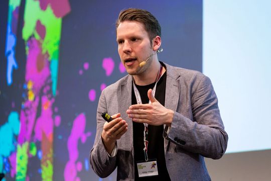 Auf dem Lead Management Summit 2018 erklärte Philipp Schubert, wie Unternehmen von Chatbots profitieren können. Auf dem Lead Management Summit 2018 erklärte Philipp Schubert, wie Unternehmen von Chatbots profitieren können.