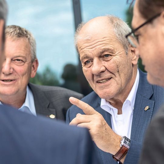 „Mit der neuen Paul Horn Halle, der Sonderschau AMB Digital Way und dem dazugehörigen Kongress haben wir die besten Voraussetzungen geschaffen, um die AMB 2018 noch größer und besser aufzustellen“, erläutert Ulrich Kromer von Baerle, Sprecher der Geschäftsführung Messe Stuttgart (2ter v. r.). „Mit der neuen Paul Horn Halle, der Sonderschau AMB Digital Way und dem dazugehörigen Kongress haben wir die besten Voraussetzungen geschaffen, um die AMB 2018 noch größer und besser aufzustellen“, erläutert Ulrich Kromer von Baerle, Sprecher der Geschäftsführung Messe Stuttgart (2ter v. r.).