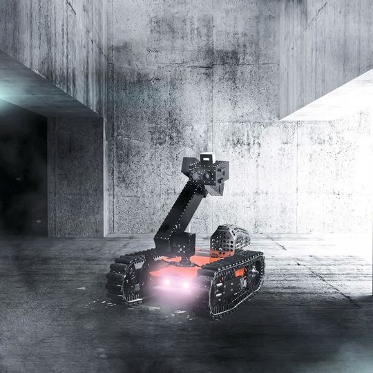 Der Smokebot im Einsatz: Dank eines Systems unterschiedlicher Sensoren soll der mobile Roboter Einsatzkräften ein umfassendes Lagebild von Gefahrensituationen liefern können. Der Smokebot im Einsatz: Dank eines Systems unterschiedlicher Sensoren soll der mobile Roboter Einsatzkräften ein umfassendes Lagebild von Gefahrensituationen liefern können.