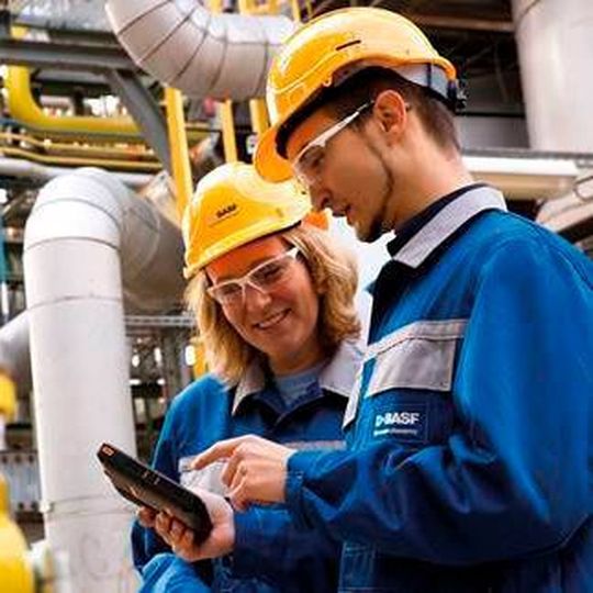 Augmented Reality und Predictive Maintenance Anwendungen verbessern die Effizienz der Mitarbeiter und die Verfügbarkeit der Anlagen. Augmented Reality und Predictive Maintenance Anwendungen verbessern die Effizienz der Mitarbeiter und die Verfügbarkeit der Anlagen.