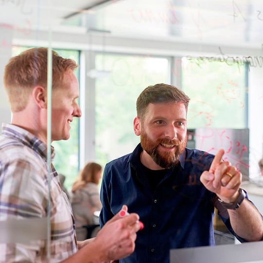 Im Data Lab der Konzern-IT arbeiten Data Scientists und KI-Forscher zusammen. Im Data Lab der Konzern-IT arbeiten Data Scientists und KI-Forscher zusammen.