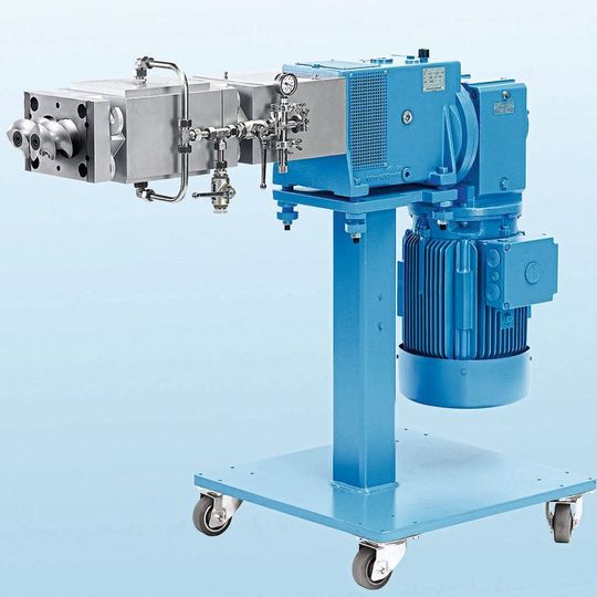 Die Seitenbeschickung ZS-B mit patentierter Feed Enhancement Technology (FET) ermöglicht die seitliche Dosierung von pulver- oder granulatförmigen Füllstoffen und Additiven ins Verfahrensteil des Doppelschneckenextruders. Die Seitenbeschickung ZS-B mit patentierter Feed Enhancement Technology (FET) ermöglicht die seitliche Dosierung von pulver- oder granulatförmigen Füllstoffen und Additiven ins Verfahrensteil des Doppelschneckenextruders.