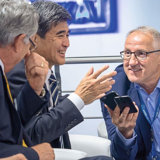 Yokogawas Präsident und CEO Takashi Nishijima (Bildmitte) im Gespräch mit PROCESS-Chefredakteur Gerd Kielburger (rechts): „Unsere OpreX Profit-driven Operation Solution soll helfen das Gleichgewicht zwischen widersprüchlichen Zielen zu optimieren und damit die Rentabilität im Unternehmen fördern.“ Yokogawas Präsident und CEO Takashi Nishijima (Bildmitte) im Gespräch mit PROCESS-Chefredakteur Gerd Kielburger (rechts): „Unsere OpreX Profit-driven Operation Solution soll helfen das Gleichgewicht zwischen widersprüchlichen Zielen zu optimieren und damit die Rentabilität im Unternehmen fördern.“