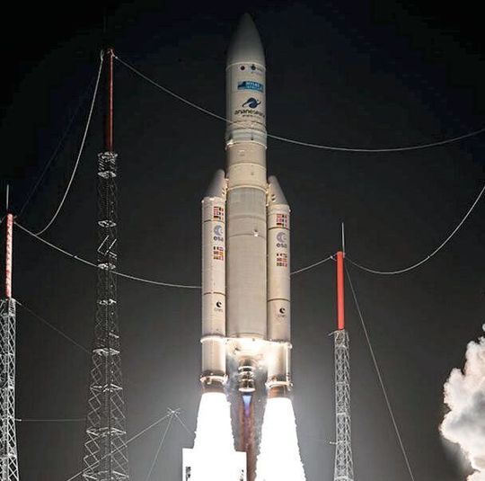 Ad Astra mit Leichtbau: Die Booster der Ariane 6 (hier noch Typ 5 beim Start) bestehen zum Teil aus Faserverbundwerkstoffteilen, deren Herstellung mit einer eigens dafür entwickelten Faserwickelmaschine des Spezialmaschinenbauers Roth Composite Machinery geschieht. Die Sondermaschine wird nun von Avio, einem italienischen Hersteller für Raumfahrtantriebe, betrieben, heißt es. Ad Astra mit Leichtbau: Die Booster der Ariane 6 (hier noch Typ 5 beim Start) bestehen zum Teil aus Faserverbundwerkstoffteilen, deren Herstellung mit einer eigens dafür entwickelten Faserwickelmaschine des Spezialmaschinenbauers Roth Composite Machinery geschieht. Die Sondermaschine wird nun von Avio, einem italienischen Hersteller für Raumfahrtantriebe, betrieben, heißt es.