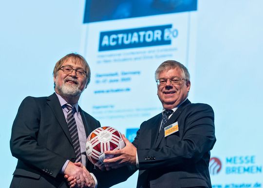 Zum Auftakt der Actuator 2018 reichte Dr. Hubert Borgmann (links) den Spielball weiter an Prof. Dr.-Ing. Helmut F. Schlaak, künftiger wissenschaftlicher Leiter der Kongressmesse. Sie findet ab 2020 in Regie des Verbandes VDE statt. Zum Auftakt der Actuator 2018 reichte Dr. Hubert Borgmann (links) den Spielball weiter an Prof. Dr.-Ing. Helmut F. Schlaak, künftiger wissenschaftlicher Leiter der Kongressmesse. Sie findet ab 2020 in Regie des Verbandes VDE statt.