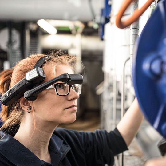 Die digitalle Brile ist nur ein Puzzle-Teil: Der weltweite Maschinenbaumarkt wuchs von 2016 auf 2017 um 7 Prozent und erfährt eine Sonderkonjunktur durch die Digitalisierung. Die digitalle Brile ist nur ein Puzzle-Teil: Der weltweite Maschinenbaumarkt wuchs von 2016 auf 2017 um 7 Prozent und erfährt eine Sonderkonjunktur durch die Digitalisierung.
