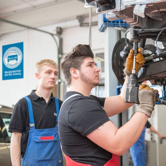 Azubis mit sehr guten Ausbildungsleistungen erhalten in Nordrhein-Westfalen künftig eine Übernahmegarantie. Azubis mit sehr guten Ausbildungsleistungen erhalten in Nordrhein-Westfalen künftig eine Übernahmegarantie.
