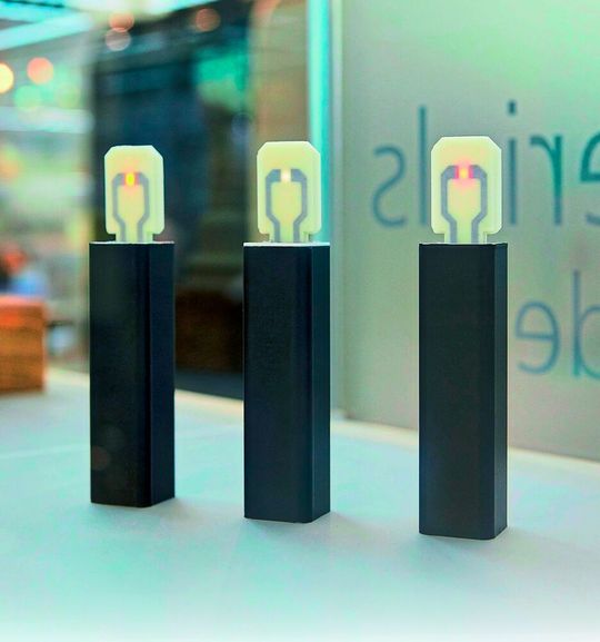 Carbon-Nano-Tubes lassen jetzt „Light-Sticks“ leuchten. Das Fraunhofer-ICT compoundiert das elektrisch leitfähige Material selbst und verarbeitet es dann im AKF-Verfahren mit Arburgs Freeformer – ganz ohne Werkzeug oder Form. Carbon-Nano-Tubes lassen jetzt „Light-Sticks“ leuchten. Das Fraunhofer-ICT compoundiert das elektrisch leitfähige Material selbst und verarbeitet es dann im AKF-Verfahren mit Arburgs Freeformer – ganz ohne Werkzeug oder Form.