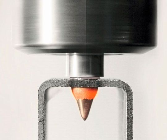 Per Fließbohren können relativ dünne Werkstoffe sicher miteinander verbunden werden. Hier die charakteristischen Prozessschritte des Verfahrens, wie es von Glowdrill angeboten wird. In der Bildergalerie werden die einzelnen Stufen des Prozesses gezeigt. Per Fließbohren können relativ dünne Werkstoffe sicher miteinander verbunden werden. Hier die charakteristischen Prozessschritte des Verfahrens, wie es von Glowdrill angeboten wird. In der Bildergalerie werden die einzelnen Stufen des Prozesses gezeigt.