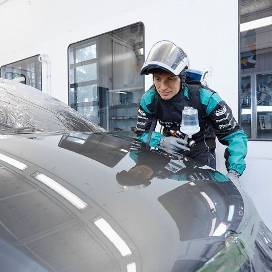 Der Permasolid-HS-Race Klarlack-8700 lässt sich laut Spies Hecker flexibel einsetzen und eignet sich sowohl für die Kleinschadenreparatur als auch für größere Flächen. Der Permasolid-HS-Race Klarlack-8700 lässt sich laut Spies Hecker flexibel einsetzen und eignet sich sowohl für die Kleinschadenreparatur als auch für größere Flächen.