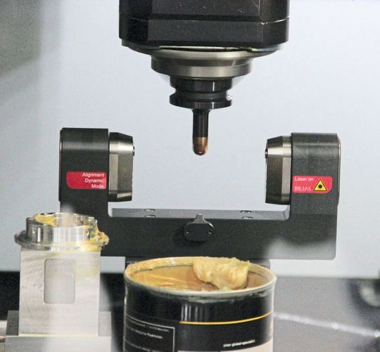 Seit seinem Debüt auf der EMO 2017 sorgt das laserbasierte Werkzeugmesssystem LC50-Digilog von Blum Novotest bei Zerspanprozessen für höhere Produktivität. Wie hier, im Rahmen des Tech-Talk Mitte Juni 2018 am Standort Grünkraut demonstriert, funktioniert die Digilog-Technik auch dann, wenn das zu messende Werkzeug einen Kühlschmiermittelfilm trägt. Was es sonst noch „drauf“ hat, lesen Sie in diesem Beitrag. Seit seinem Debüt auf der EMO 2017 sorgt das laserbasierte Werkzeugmesssystem LC50-Digilog von Blum Novotest bei Zerspanprozessen für höhere Produktivität. Wie hier, im Rahmen des Tech-Talk Mitte Juni 2018 am Standort Grünkraut demonstriert, funktioniert die Digilog-Technik auch dann, wenn das zu messende Werkzeug einen Kühlschmiermittelfilm trägt. Was es sonst noch „drauf“ hat, lesen Sie in diesem Beitrag.