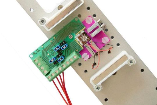 Der winzige Sensor-Chip mit einem Durchmesser von weniger als einem Zehntelmillimeter soll Rasterkraftmikroskope verbessern und könnte vielleicht auch Roboter mit hochsensiblem Fingerspitzengefühl ausstatten. Der winzige Sensor-Chip mit einem Durchmesser von weniger als einem Zehntelmillimeter soll Rasterkraftmikroskope verbessern und könnte vielleicht auch Roboter mit hochsensiblem Fingerspitzengefühl ausstatten.