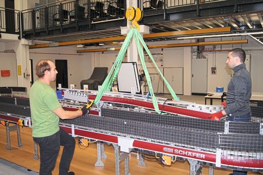 Das zielgenaue Positionieren der Anlagenelemente wird durch die Funksteuerung Aburemote deutlich vereinfacht, da die Kranbediener vollständige Bewegungsfreiheit haben.