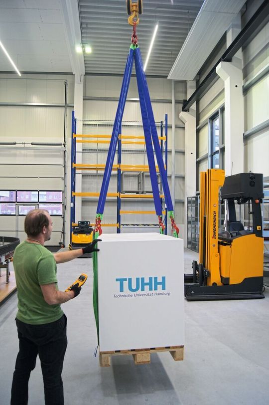 Durch mathematische Berechnungen anhand von Hubhöhe, Fahrgeschwindigkeiten und Anschlagmittellänge berechnet Abucontrol die erwartete Pendelbewegung und steuert aktiv gegen.