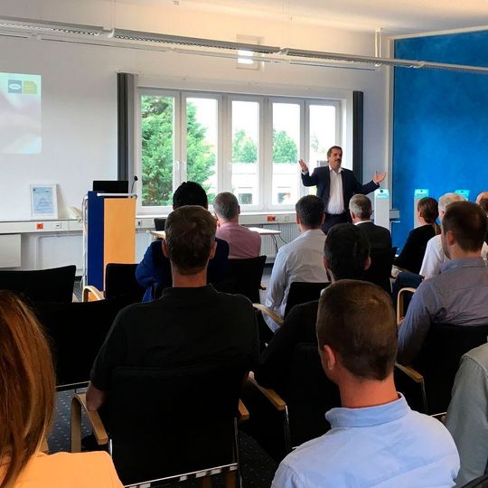 Dr. Stefan Gölz, Director Technology Embedded Solutions bei HIMA, bei seiner Ansprache zur Eröffnung des Standortes. Dr. Stefan Gölz, Director Technology Embedded Solutions bei HIMA, bei seiner Ansprache zur Eröffnung des Standortes.