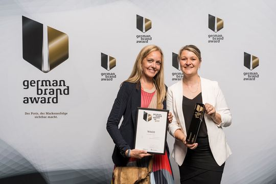 v.l. Martina Seehöfer, Manager Creation, verantwortlich für das Corporate Design bei Wago, und Sarah Tegeler, Head of Brand Management bei Wago, nahmen bei der Preisverleihung in Berlin den German Brand Award entgegen. v.l. Martina Seehöfer, Manager Creation, verantwortlich für das Corporate Design bei Wago, und Sarah Tegeler, Head of Brand Management bei Wago, nahmen bei der Preisverleihung in Berlin den German Brand Award entgegen.