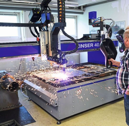 120 Jahre Zinser! Der Spezialist für das Plasma- Autogen- und Laserschneiden aus Albershausen hat am 15. Juni zu diesem Anlass einen Kundentag veranstaltet. Wie es heißt, was eins der live zu sehenden Highlights diese Zinser 4025, ihres Zeichens ein sogenanntes Plasmafasenaggregat. 120 Jahre Zinser! Der Spezialist für das Plasma- Autogen- und Laserschneiden aus Albershausen hat am 15. Juni zu diesem Anlass einen Kundentag veranstaltet. Wie es heißt, was eins der live zu sehenden Highlights diese Zinser 4025, ihres Zeichens ein sogenanntes Plasmafasenaggregat.