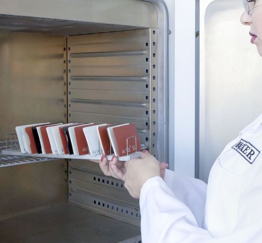 Auch Wacker Chemie präsentiert sich im Rahmen der Deutschen Kautschuk-Tagung in Nürnberg, die noch bis zum 5. Juli stattfindet. Wie das Unternehmen berichtet, fokussiert man sich dabei auf zwei Silikone aus der Reihe Elastosil. Speziell die Type Elastosil R plus 4001 stehe dabei im Rampenlicht, denn sie könne jetzt wesentlich schneller vernetzt werden und sei in zwei neuen Härtegraden nach Shore-A lieferbar. Auch Wacker Chemie präsentiert sich im Rahmen der Deutschen Kautschuk-Tagung in Nürnberg, die noch bis zum 5. Juli stattfindet. Wie das Unternehmen berichtet, fokussiert man sich dabei auf zwei Silikone aus der Reihe Elastosil. Speziell die Type Elastosil R plus 4001 stehe dabei im Rampenlicht, denn sie könne jetzt wesentlich schneller vernetzt werden und sei in zwei neuen Härtegraden nach Shore-A lieferbar.