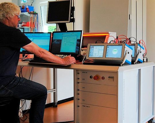 Die Kombination aus Prüfzähler, Leistungsquelle und Softwarepaket ermöglicht eine umfängliche automatische Prüfung für Powerquality gemäß IEC 62586-2 Ed.2.0. Die Ergebnisse werden in grafisch übersichtlicher Form dargestellt. Die Kombination aus Prüfzähler, Leistungsquelle und Softwarepaket ermöglicht eine umfängliche automatische Prüfung für Powerquality gemäß IEC 62586-2 Ed.2.0. Die Ergebnisse werden in grafisch übersichtlicher Form dargestellt.