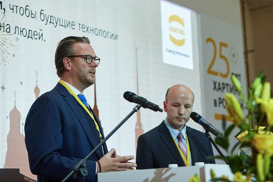 Der Vorstandsvorsitzende von Harting, Philip Harting, dankte den zahlreichen Kunden für ihr zum Teil langjähriges Vertrauen und den Mitarbeitenden für ihr Engagement. Der Vorstandsvorsitzende von Harting, Philip Harting, dankte den zahlreichen Kunden für ihr zum Teil langjähriges Vertrauen und den Mitarbeitenden für ihr Engagement.