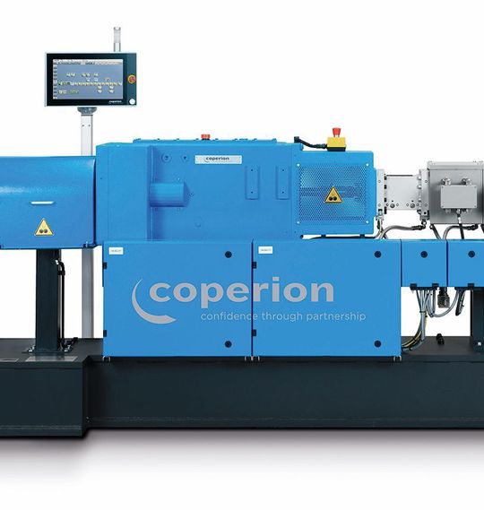 Best Practice: Vor allem technische Kunststoffe sind für Coperions neuen Hochleistungs-Doppelschneckenextruder „ZSK 58 Mc world proven“, buchstäblich ein „gefundenes Fressen“. Mit diesem System, so Coperion, gelinge etwa das Compoundieren von Polyamid und Polypropylen besonders wirtschaftlich. Die Erfahrung aus in den letzten Jahren bisher über 14.000 ausgelieferten Anlagen seien in dieses System eingeflossen. Best Practice: Vor allem technische Kunststoffe sind für Coperions neuen Hochleistungs-Doppelschneckenextruder „ZSK 58 Mc world proven“, buchstäblich ein „gefundenes Fressen“. Mit diesem System, so Coperion, gelinge etwa das Compoundieren von Polyamid und Polypropylen besonders wirtschaftlich. Die Erfahrung aus in den letzten Jahren bisher über 14.000 ausgelieferten Anlagen seien in dieses System eingeflossen.