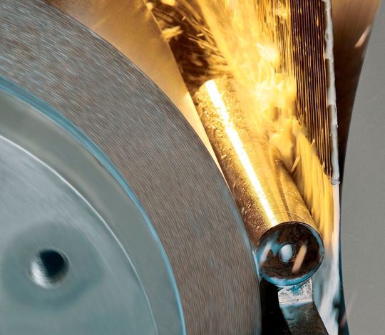Mit der spitzenlosen Rundschleifmaschine Jupiter 200 S von Junker, die man zur AMB 2018 präsentiert, könne eine große Bandbreite an Werkstücken präzise bearbeitet werden – vom Rohr bis zum Hydraulikschieber. Hier ein Bearbeitungsbeispiel an einem Rohr. Halle 5 am Stand C81. Mit der spitzenlosen Rundschleifmaschine Jupiter 200 S von Junker, die man zur AMB 2018 präsentiert, könne eine große Bandbreite an Werkstücken präzise bearbeitet werden – vom Rohr bis zum Hydraulikschieber. Hier ein Bearbeitungsbeispiel an einem Rohr. Halle 5 am Stand C81.