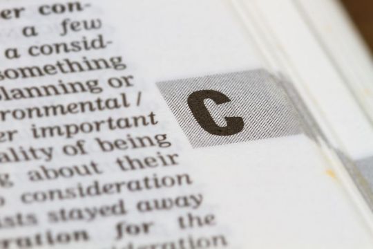 Um die Grundlagen von C zu beherrschen, sollte man sich zuallererst mit den lexikalischen Elemente, gewissermaßen dem "Wortschatz" der Programmiersprache, auseinandersetzen. Um die Grundlagen von C zu beherrschen, sollte man sich zuallererst mit den lexikalischen Elemente, gewissermaßen dem "Wortschatz" der Programmiersprache, auseinandersetzen.
